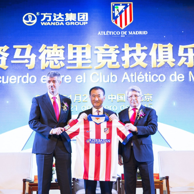 Archivo - El consejero delegado del Atlético de Madrid, Miguel Ángel Gil Marín, el magnate Jianlin y el presidente del Atletico de Madrid Enrique Cerezo, tras la firma del acuerdo