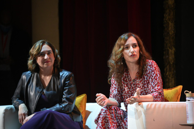 La alcaldesa de Barcelona, Ada Colau (i), y la portavoz de Más Madrid, Mónica García, en el acto Otras Políticas, a 13 de noviembre de 2021, en Valencia, Comunidad Valenciana, (España).