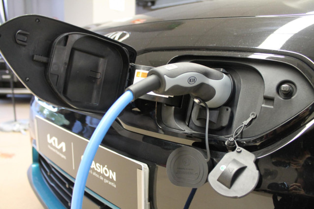 Un vehículo se carga de forma eléctrica en Fecirauto, la feria de automóviles más grande e importante de provincia, en el Pabellón Ferial de Ciudad Real, a 11 de noviembre de 2021, en Ciudad Real, Castilla La-Mancha (España).