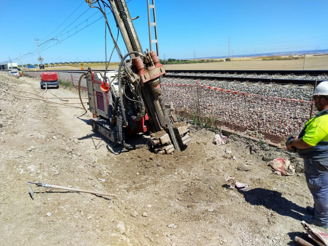 Trabajos en la línea Sevilla-Huelva a su paso por Constantina.