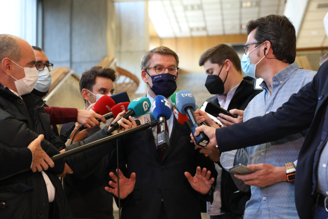 El presidente de la Xunta de Galicia, Alberto Núñez Feijoo, ofrece declaraciones a los medios, después de su reunión con la ministra de Industria, Comercio y Turismo, en la sede del Ministerio, a 15 de noviembre de 2021, en Madrid, (España). Durante la re