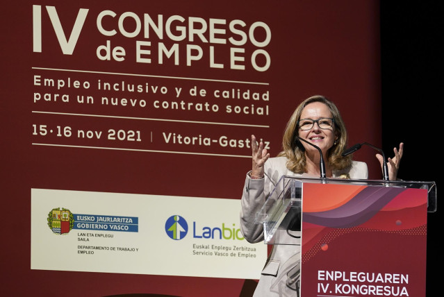 La vicepresidenta primera y Ministra de Asuntos Económicos y Transformación Digital, Nadia Calviño, interviene en la inauguración del IV Congreso de Empleo 2021, en el Palacio de Congresos Europa, a 15 de noviembre de 2021, en Vitoria, Álava, Euskadi
