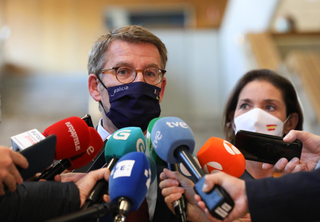 El presidente de la Xunta de Galicia, Alberto Núñez Feijoo, ofrece declaraciones a los medios, después de su reunión con la ministra de Industria, Comercio y Turismo, en la sede del Ministerio, a 15 de noviembre de 2021, en Madrid, (España). Durante la re