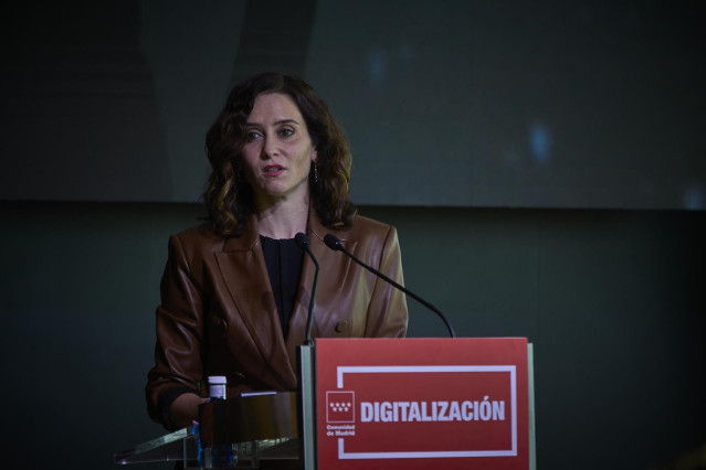 La presidenta de la Comunidad de Madrid, Isabel Díaz Ayuso, interviene en la reunión inaugural del Consejo Asesor para la Transformación Digital de la región, en la Sede de Ernst & Young, a 15 de noviembre de 2021, en Madrid, (España).  Este consejo es un
