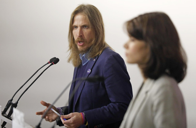 Los portavoces de Podemos, Isa Serra y Pablo Fernández, ofrecen una rueda de prensa, a 25 de octubre de 2021, en Madrid, (España).