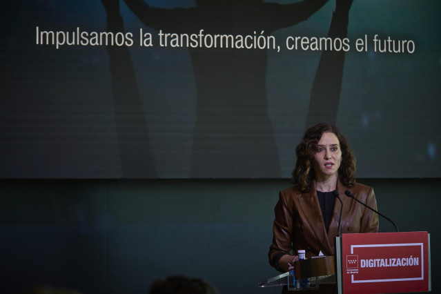 La presidenta de la Comunidad de Madrid, Isabel Díaz Ayuso, interviene en la reunión inaugural del Consejo Asesor para la Transformación Digital de la región, en la Sede de Ernst & Young, a 15 de noviembre de 2021, en Madrid, (España).  Este consejo es un