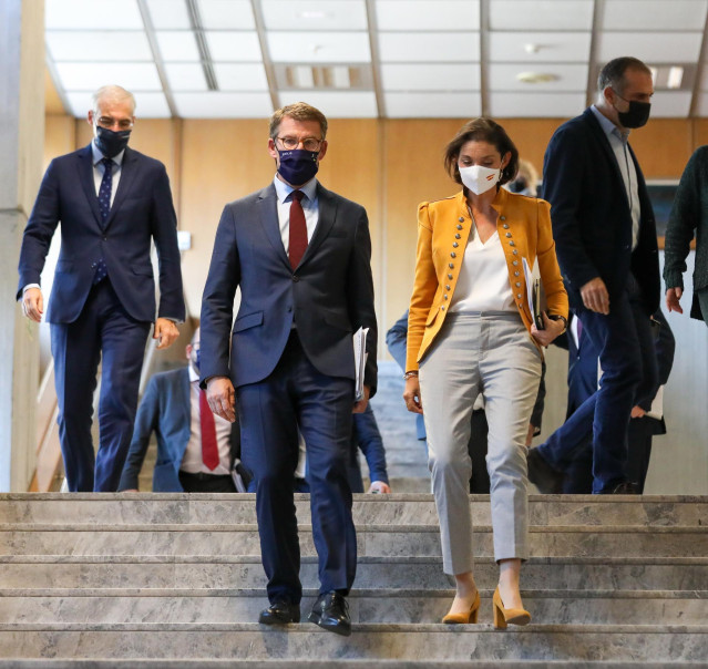 El presidente de la Xunta de Galicia, Alberto Núñez Feijoo y la ministra de Industria, Comercio y Turismo, Reyes Maroto, después de su reunión en la sede del Ministerio, a 15 de noviembre de 2021, en Madrid, (España). Durante la reunión, Feijoo le ha tras