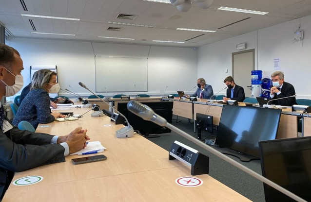 La consejera de Agricultura, Ganadería y Pesca del Gobierno de Canarias, Alicia Vanoostende, en una reunión con el director general de Agricultura de la CE, Pierre Bascou