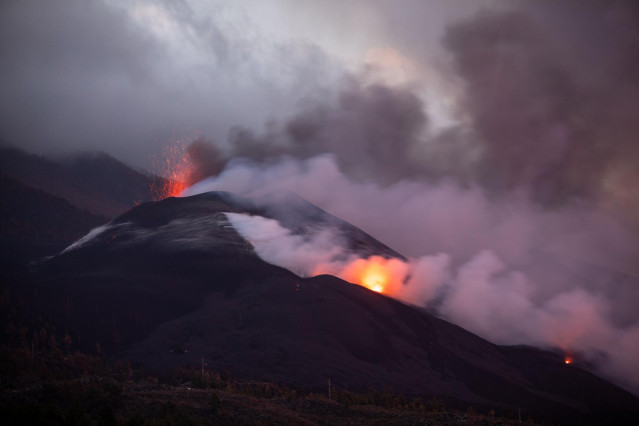 Nube de ceniza y lava que salen del volcán de Cumbre Vieja, a 12 de noviembre de 2021, en Tacande de Abajo, Santa Cruz de Tenerife, Canarias, (España). Según el satélite Copernicus, que ha actualizado el monitoreo de la zona del volcán de La Palma, la lav
