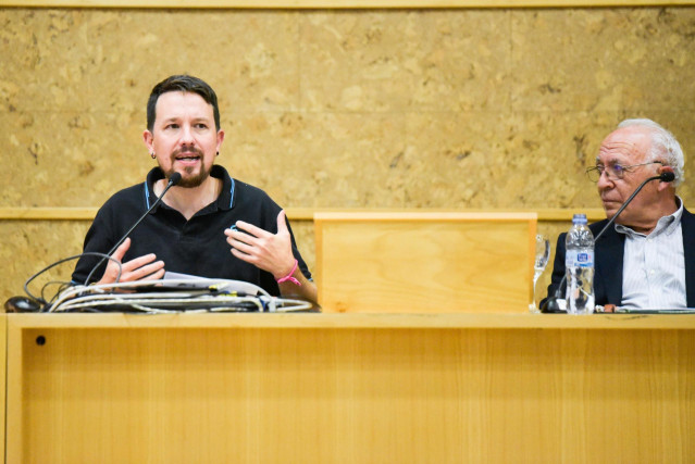 Archivo - El exvicepresidente del Gobierno Pablo Iglesias (i) y el teólogo Juan José Tamayo (d), en el diálogo ‘Política y religión. Un contexto histórico’, en el Campus de la Universidad de Alcalá, a 13 de octubre de 2021, en Guadalajara (España).