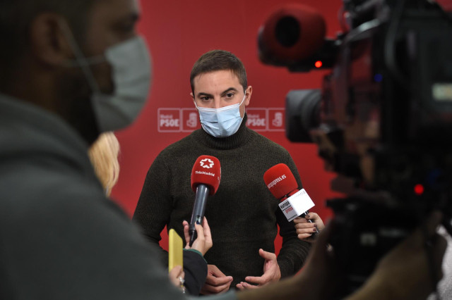 El secretario general del PSOE-M, Juan Lobato, ofrece declaraciones a los medios de comunicación antes de presidir la primera reunión de la nueva Ejecutiva Regional del partido, en la sede del PSOE-M, a 15 de noviembre de 2021, en Madrid (España). La nuev
