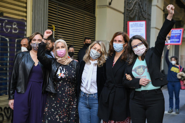 La alcaldesa de Barcelona, Ada Colau; la portavoz de Dignidad y la Ciudadanía en Ceuta, Fátima Hamed Hossain; la vicepresidenta del Gobierno, Yolanda Díaz; la portavoz de Más Madrid, Mónica García; y la vicepresidenta valenciana, Mónica Oltra