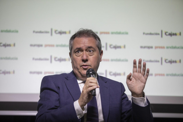 El secretario general del PSOE-A, Juan Espadas, durante su intervención en los encuentros infomativos de Europa Press Andalucía, junto a la presidenta de la Diputación de Huelva, María Eugenia Limón y con el patrocinio de Fundación Cajasol, Atlantic Coppe
