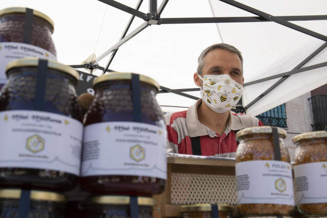 Archivo - Un puesto de miel, en el mercadillo La Despensa de Madrid