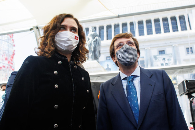 La presidenta de la Comunidad de Madrid, Isabel Díaz Ayuso y el alcalde de Madrid, José Luis Martínez-Almeida, a su llegada al primer concierto sincronizado a través de tecnología 5G en Madrid.