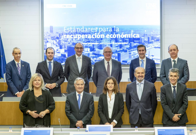 Foto del evento de CEOE y UNE
