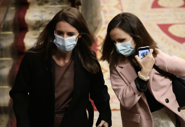 La ministra de Igualdad, Irene Montero (i), y la ministra de Derechos Sociales y Agenda 2030, Ione Belarra, en una sesión plenaria en el Congreso de los Diputados, a 10 de noviembre de 2021, en Madrid, (España).