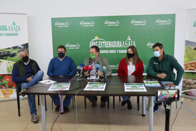 Representantes de organizaciones agrarias presentan una manifestación