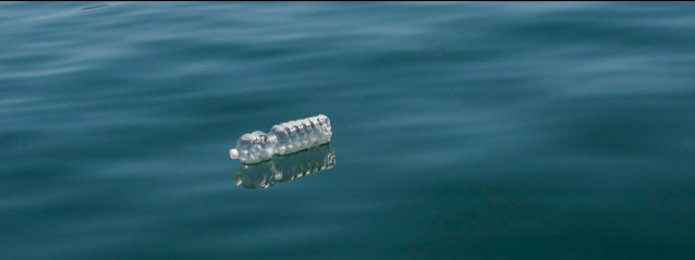 Archivo - Imagen de una botella de plástico en el mar