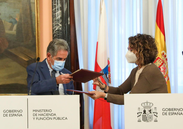 La ministra de Hacienda y Función Pública, María Jesús Montero y el presidente del Gobierno de Cantabria, Miguel Ángel Revilla, durante la firma de un convenio entre ambos dirigentes