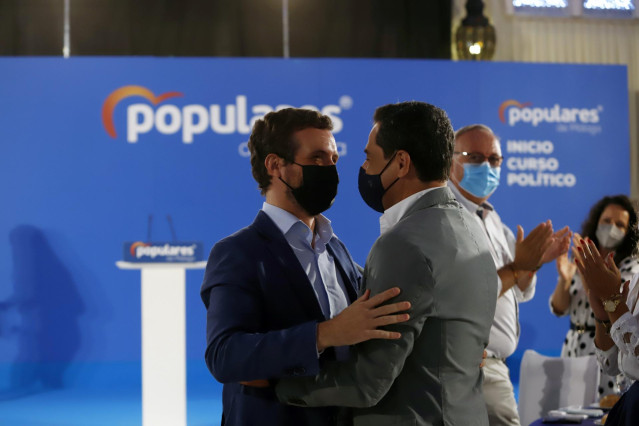 Archivo - El presidente del PP, Pablo Casado (i) y el presidente del PP-A, Juanma Moreno (d), en una fotografía de archivo.