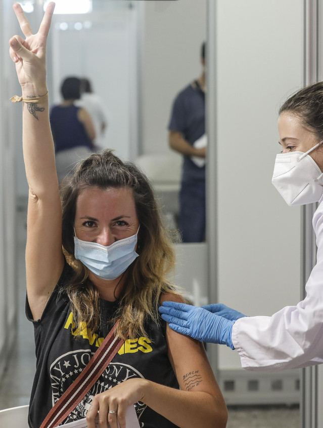 Archivo - Una joven posa mientras recibe la vacuna contra el Covid-19