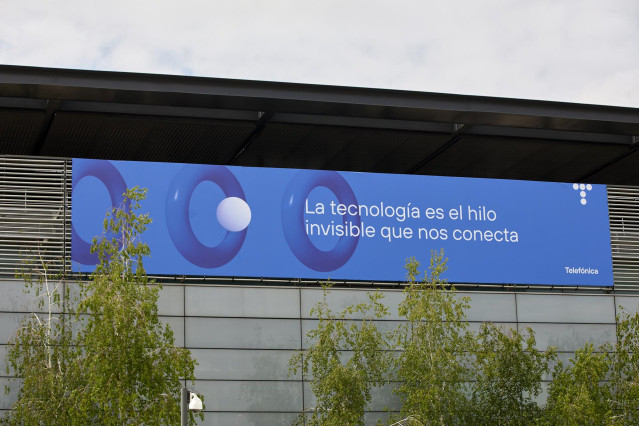 Archivo - Edificio de la sede de Telefónica, a 27 de abril de 2021, en Madrid, (España).