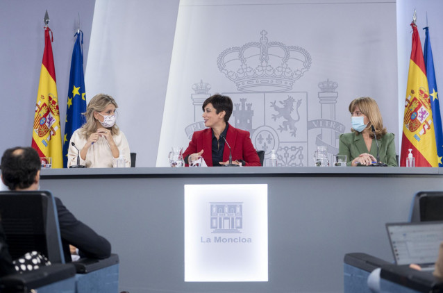(I-D) La vicepresidenta segunda del Gobierno y ministra de Trabajo, Yolanda Díaz; la ministra Portavoz y de Política Territorial, Isabel Rodríguez; y la ministra de Educación y Formación Profesional, Pilar Alegría.
