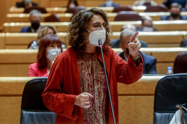 La ministra de Hacienda, María Jesús Montero, interviene durante una sesión de control al Gobierno en el Senado, a 2 de noviembre de 2021, en Madrid, (España). Las medidas para frenar la subida del precio de la luz y las discrepancias entre los socios por