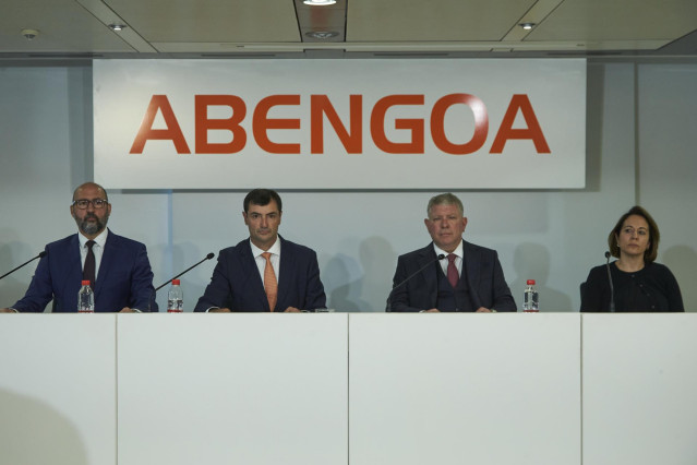 El consejero, Alfonso Murat, (2i), el presidente, Clemente Fernández, (2i) el secretario de la mesa, Adolf Rousaud,(2d) y la consejera, Cristina Vidal, (d) durante Junta de Accionistas Ordinaria de Abengoa a 16 de noviembre de 2021 en el Palmas Altas en S