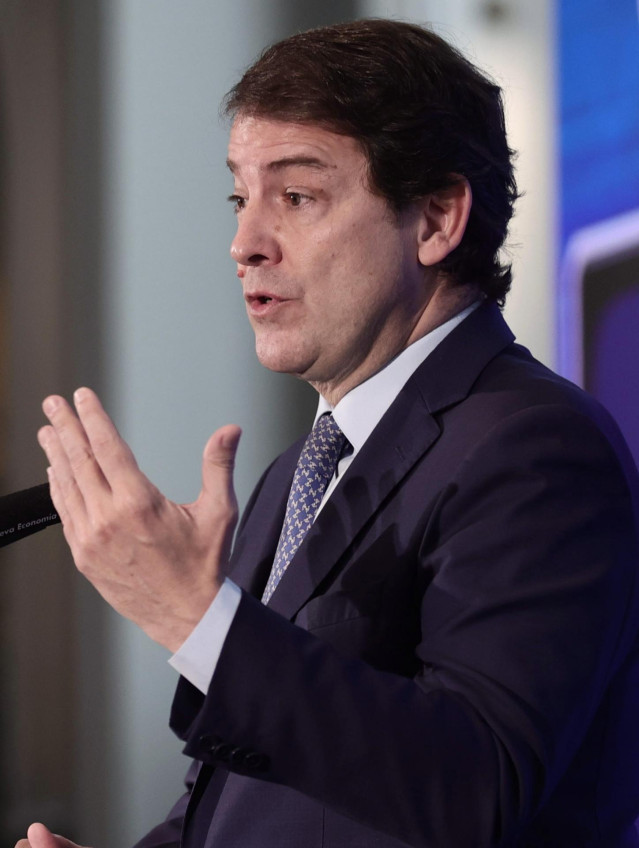 El presidente de la Junta de Castilla y León, Alfonso Fernández Mañueco, interviene en un desayuno informativo de Fórum Europa, en el Hotel Mandarin Oriental Ritz, a 17 de noviembre de 2021, en Madrid, (España).