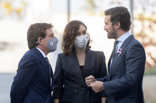 (I-D) El alcalde de Madrid, José Luis Martínez-Almeida; la presidenta de la Comunidad de Madrid, Isabel Díaz Ayuso y el presidente del PP, Pablo Casado, a su llegada a la inauguración del nuevo Campus de IE Tower ubicado en la quinta torre más alta de Mad