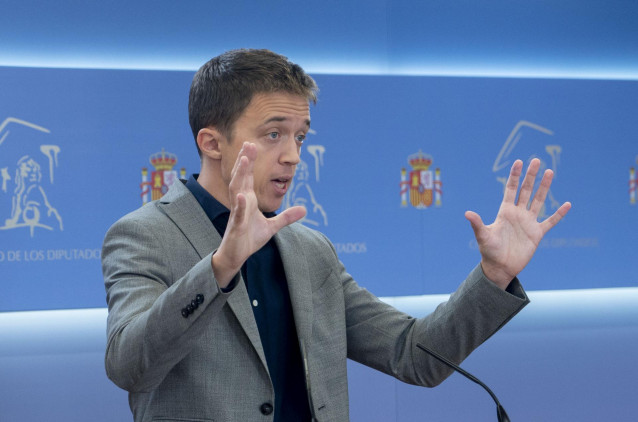 El líder de Más País, Íñigo Errejón, ofrece una rueda de prensa antes de participar en una reunión de la Junta de Portavoces en el Congreso de los Diputados, a 3 de noviembre de 2021, en Madrid, (España).