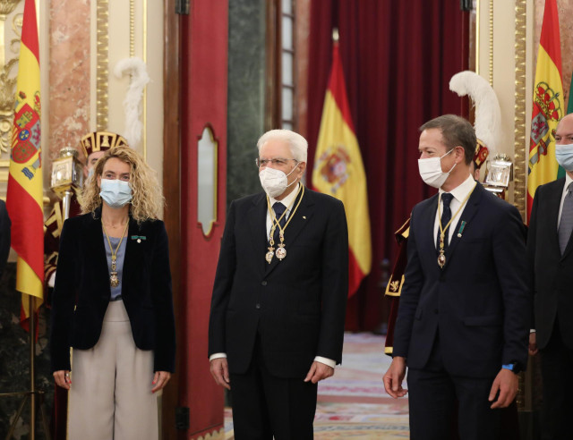 La presidenta del Congreso, Meritxell Batet; el presidente de la República Italiana, Sergio Mattarella, y el presidente del Senado, Ander Gil, en el Congreso de los Diputados