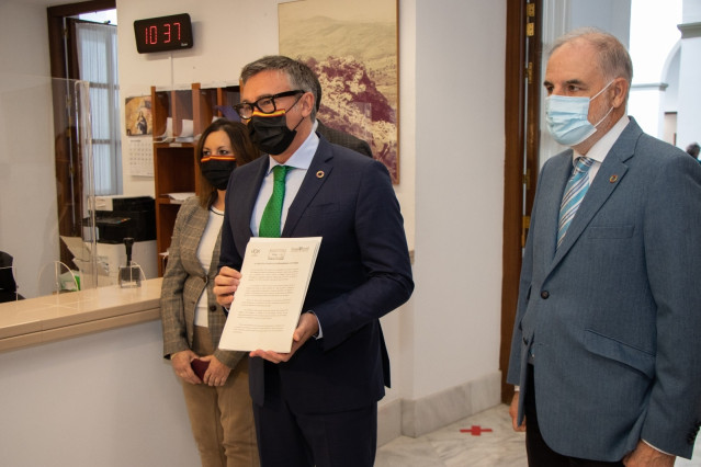 Manuel Gavira (c.), este miércoles en la presentación de la enmienda a la totalidad a los Pressupuestos de 2022