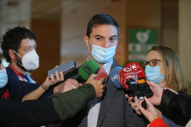 El secretario general del PSOE-M y portavoz socialista en la Asamblea, Juan Lobato, y la portavoz de Unidas Podemos, Carolina Alonso, responden a los medios a su llegada al registro de la solicitud de reprobación de la presidenta de la Asamblea de Madrid,