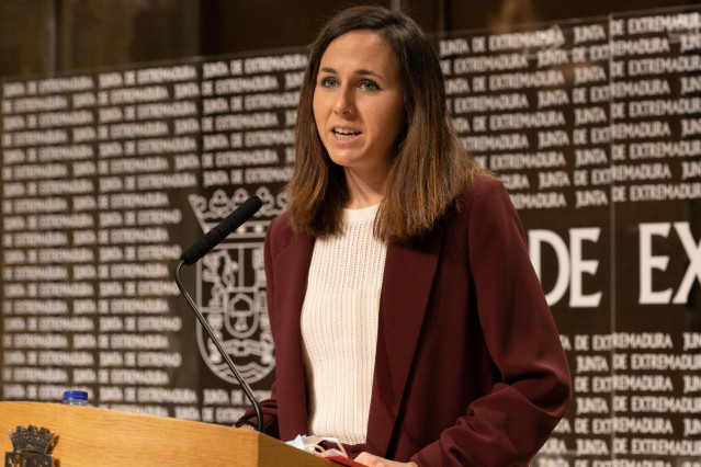 La ministra de Derechos Sociales y Agenda 2030, Ione Belarra Urteaga, en rueda de prensa en Mérida