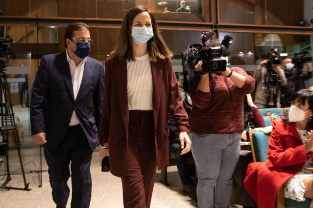 La ministra de Derechos Sociales y Agenda 2030, Ione Belarra (d), y el presidente de la Junta de Extremadura, Guillermo Fernández Vara, en Mérida en la firma de un convenio sobre Dependencia
