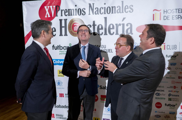 El secretario general de Hostelería de España, Emilio Gallego; el presidente de la CEOE, Antonio Garamendi; el presidente de Hostelería de España, José Luis Izuel, y el presidente de Cepyme, Gerardo Cuerva.