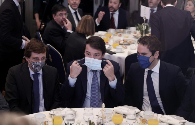El alcalde de Madrid, José Luis Martínez-Almeida; el presidente de la Junta de Castilla y León, Alfonso Fernández Mañueco; y el secretario general del PP, Teodoro García Egea, en un desayuno de Fórum Europa, a 17 de noviembre de 2021 en Madrid.