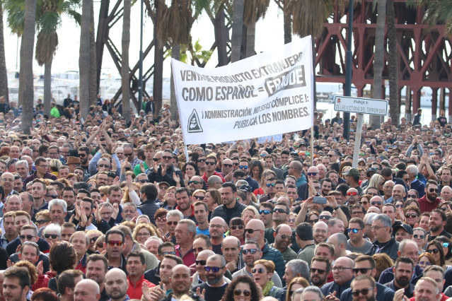 Archivo - Agricultores se manifiestan por los bajos precios en el parque de Las Almadrabillas de Almería.
