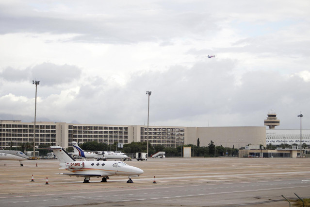 Un avión en una de las pistas del aeropuerto de Palma, a 8 de noviembre de 2021.