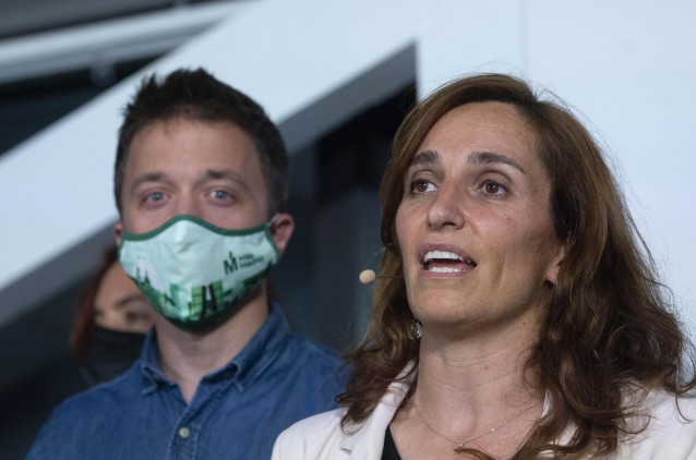 Archivo - La candidata de Más Madrid a la Presidencia de la Comunidad de Madrid, Mónica García, acompañada del líder de Más País, Íñigo Errejón (i), interviene en una rueda de prensa para valorar las votaciones de la jornada electoral, a 4 de mayo de 2021