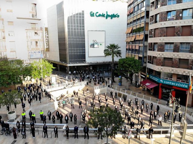Archivo - Una representación de la plantilla de El Corte Inglés frente al edificio de Pintor Sorolla