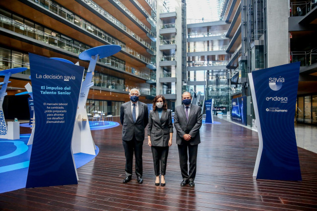 El consejero delegado de Endesa, José Bogas; la presidenta de la Comunidad de Madrid, Isabel Díaz Ayuso y el presidente de Endesa, Juan Sánchez-Calero, posan durante la clausura del tercer encuentro anual Generación Savia