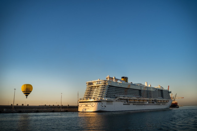 Un crucero atracado en el Puerto de Barcelona.
