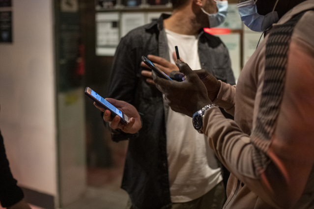 Archivo - Una persona muestra un código QR para entrar a un local de ocio nocturno la misma noche en que entra en vigor la reapertura en interiores a medianoche, a 8 de octubre de 2021, en Barcelona, Cataluña (España). Este viernes de madrugada vuelve a a