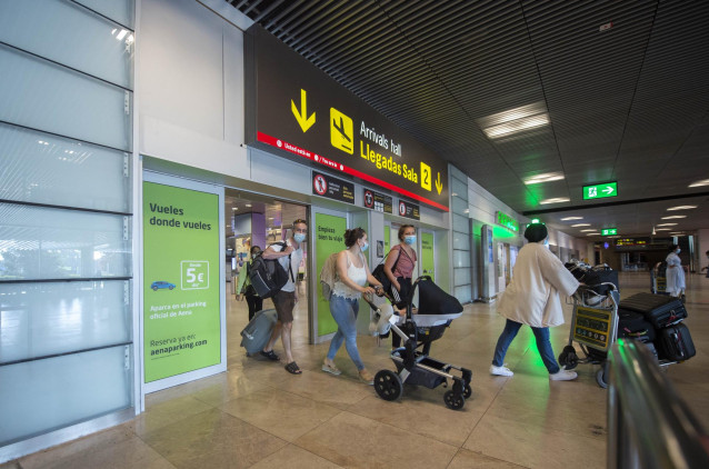 Archivo - Pasajeros llegan al Aeropuerto Adolfo-Suárez Madrid Barajas en Madrid, (España).