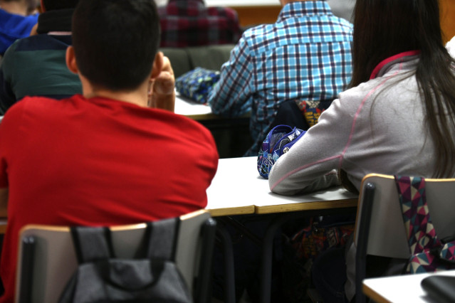 Archivo - Alumnos del Programa de Bachillerato de Excelencia del Instituto San Mateo durante una de sus clases, en Madrid (España), a 20 de diciembre de 2019.