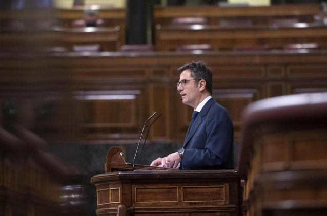 El ministro de la Presidencia, Relaciones con las Cortes y Memoria Democrática, Félix Bolaños, interviene en una sesión plenaria del Congreso de los Diputados, a 11 de noviembre de 2021, en Madrid, (España).